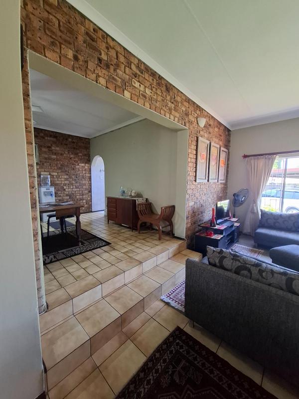5 Bedroom Property for Sale in The Reeds Gauteng