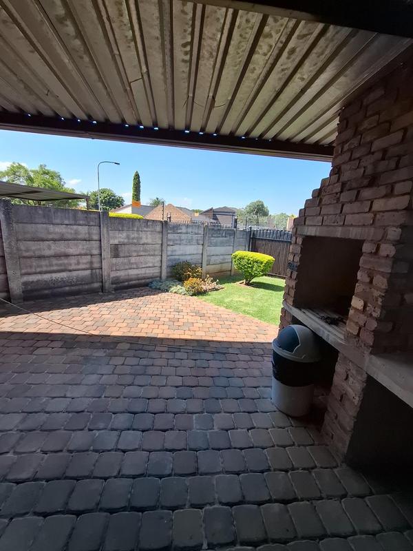 5 Bedroom Property for Sale in The Reeds Gauteng