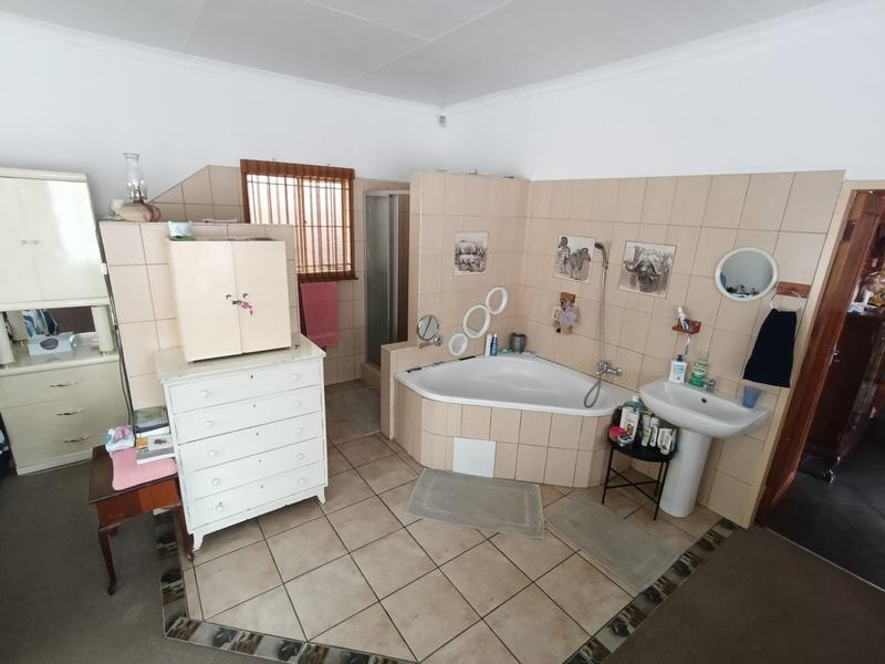 5 Bedroom Property for Sale in Selection Park Gauteng