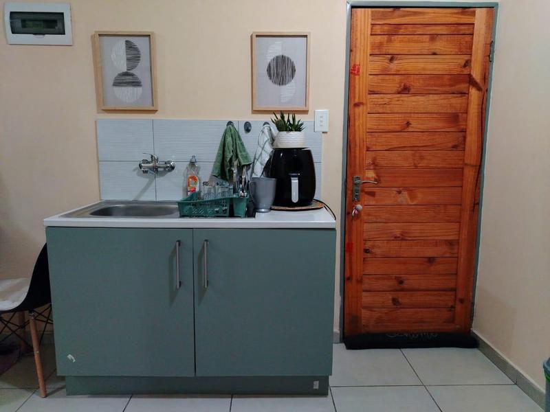To Let 1 Bedroom Property for Rent in Orlando Gauteng