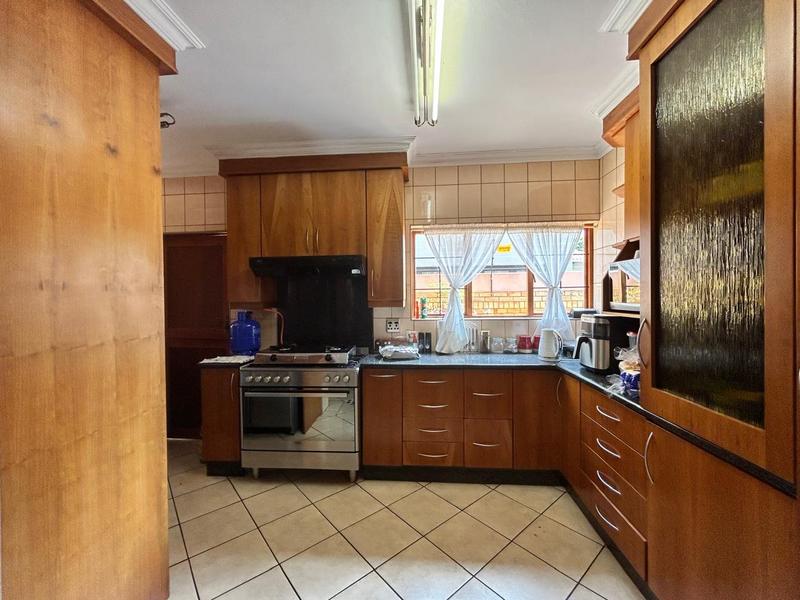 5 Bedroom Property for Sale in Sonneveld Gauteng