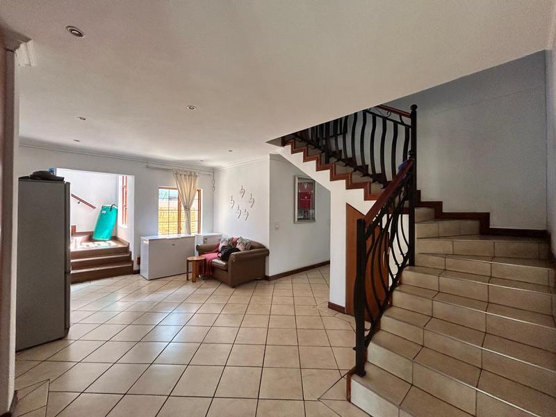 5 Bedroom Property for Sale in Sonneveld Gauteng