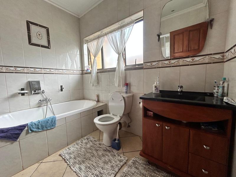 5 Bedroom Property for Sale in Sonneveld Gauteng