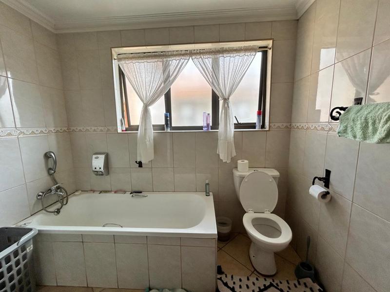 5 Bedroom Property for Sale in Sonneveld Gauteng