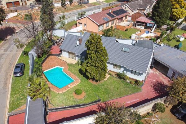 6 Bedroom Property for Sale in Glenvista Gauteng