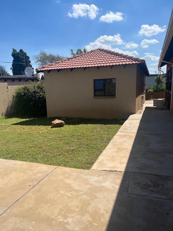 To Let 1 Bedroom Property for Rent in Glenvista Gauteng