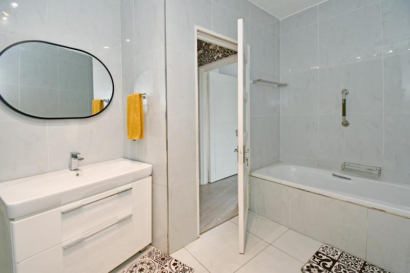 To Let 1 Bedroom Property for Rent in Sandhurst Gauteng