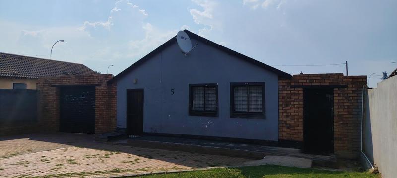 6 Bedroom Property for Sale in Lenasia South Gauteng