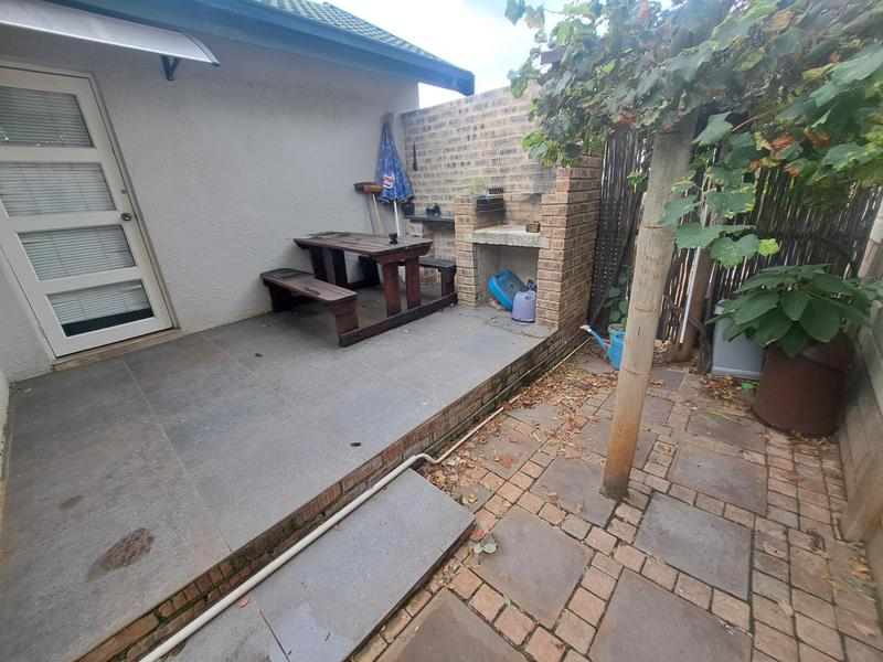 To Let 1 Bedroom Property for Rent in Eldoraigne Gauteng