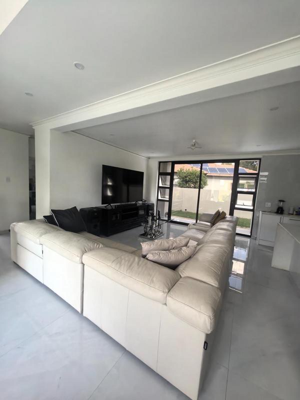 5 Bedroom Property for Sale in Monavoni Gauteng