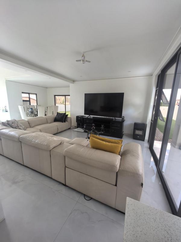 5 Bedroom Property for Sale in Monavoni Gauteng