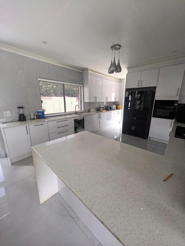 5 Bedroom Property for Sale in Monavoni Gauteng