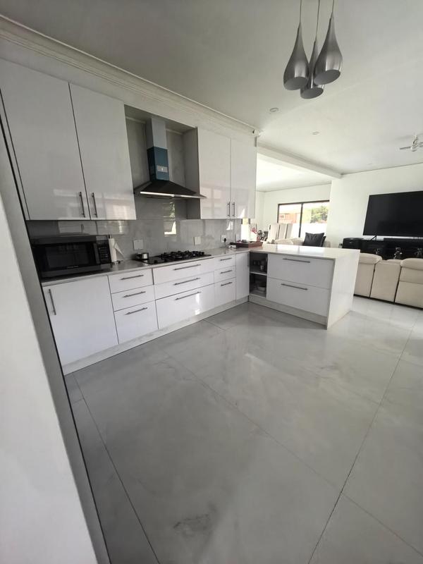 5 Bedroom Property for Sale in Monavoni Gauteng