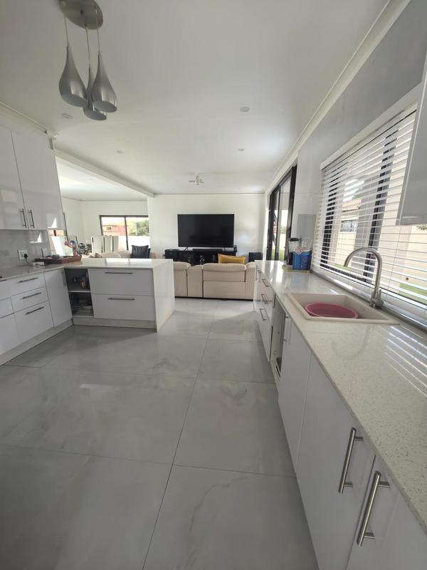 5 Bedroom Property for Sale in Monavoni Gauteng