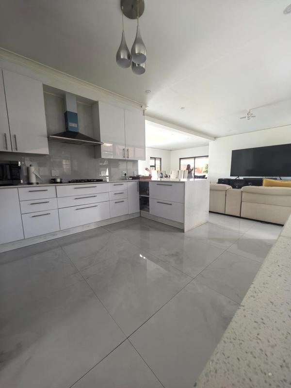 5 Bedroom Property for Sale in Monavoni Gauteng