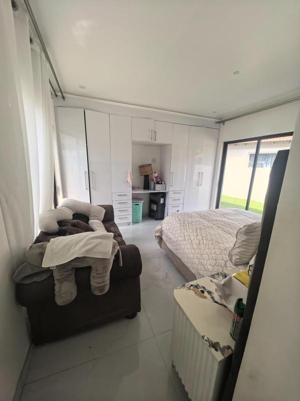 5 Bedroom Property for Sale in Monavoni Gauteng