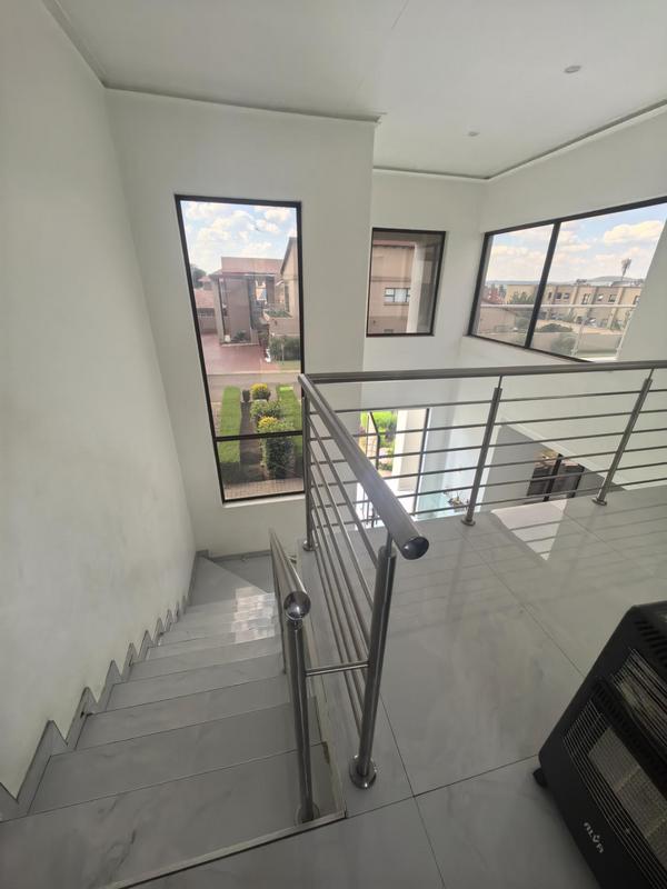 5 Bedroom Property for Sale in Monavoni Gauteng