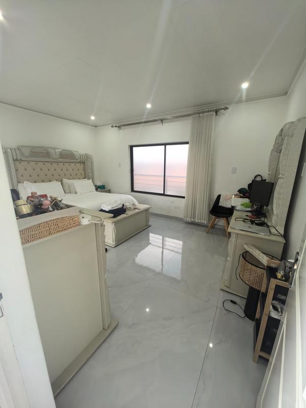 5 Bedroom Property for Sale in Monavoni Gauteng