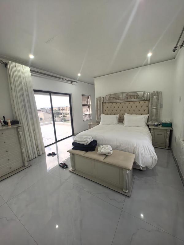 5 Bedroom Property for Sale in Monavoni Gauteng