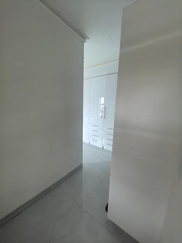 5 Bedroom Property for Sale in Monavoni Gauteng