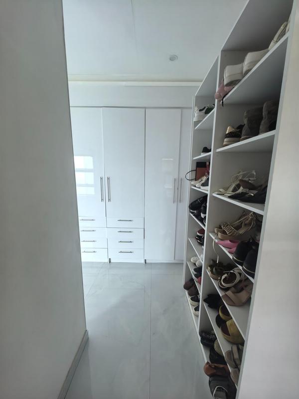 5 Bedroom Property for Sale in Monavoni Gauteng