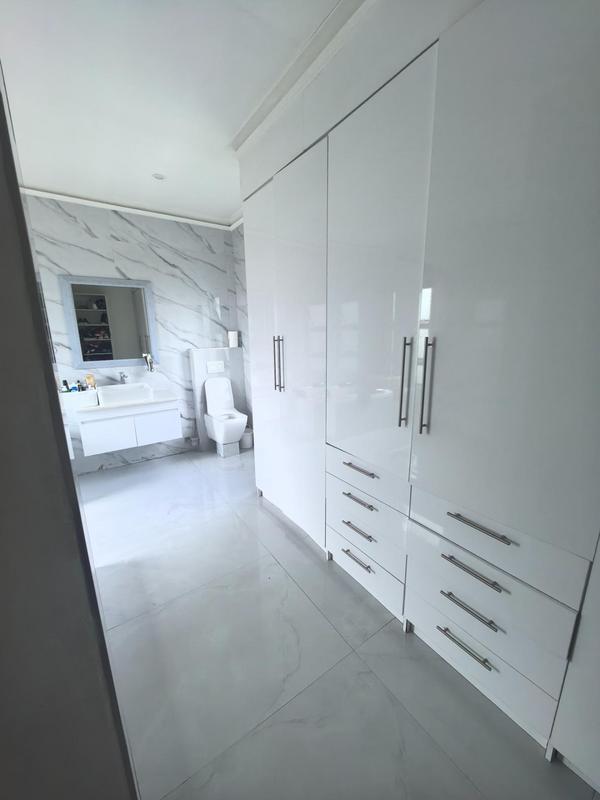 5 Bedroom Property for Sale in Monavoni Gauteng