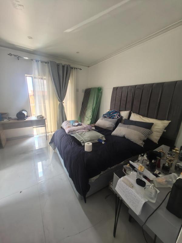 5 Bedroom Property for Sale in Monavoni Gauteng