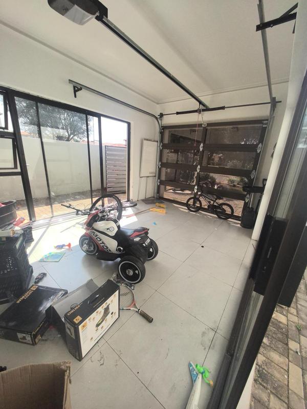 5 Bedroom Property for Sale in Monavoni Gauteng