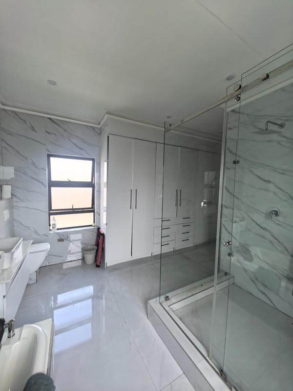 5 Bedroom Property for Sale in Monavoni Gauteng