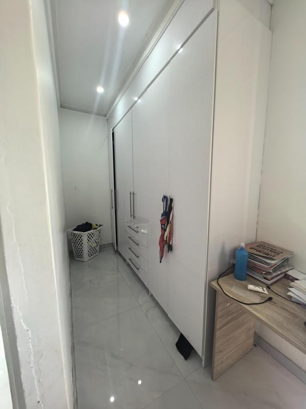 5 Bedroom Property for Sale in Monavoni Gauteng