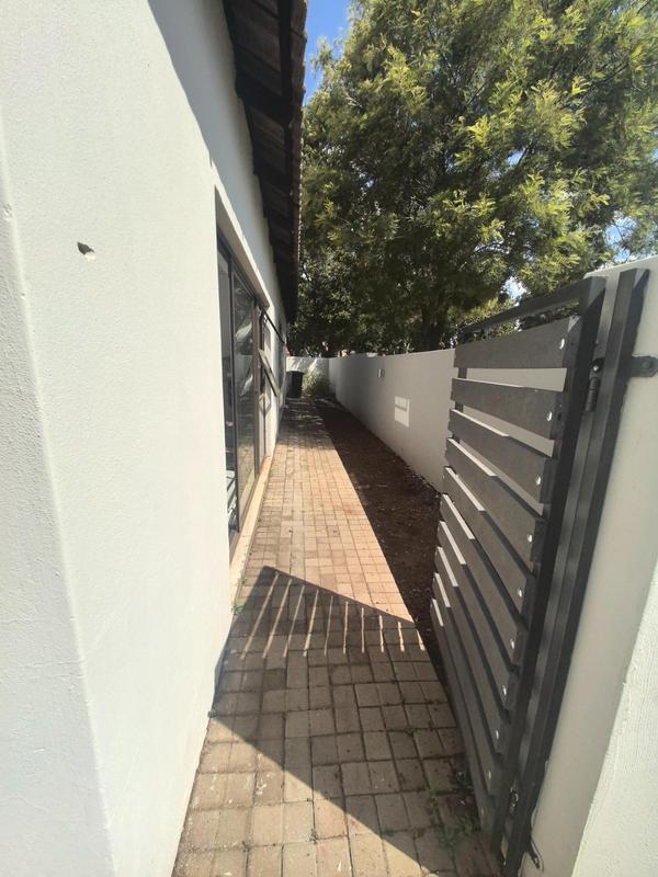 5 Bedroom Property for Sale in Monavoni Gauteng
