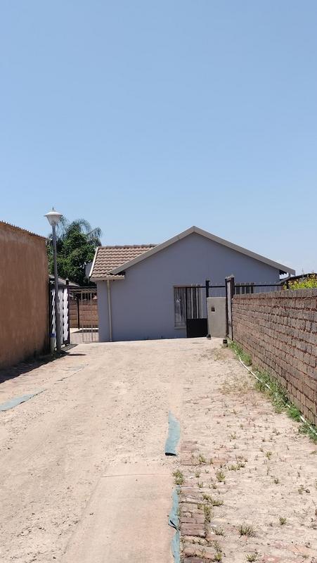 2 Bedroom Property for Sale in Lotus Gardens Gauteng