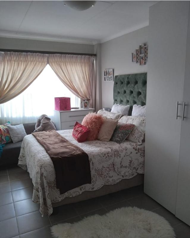 1 Bedroom Property for Sale in Die Hoewes Gauteng