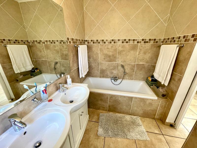 5 Bedroom Property for Sale in Noordheuwel Gauteng