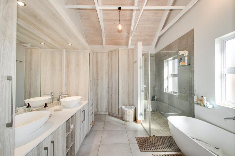 To Let 4 Bedroom Property for Rent in Helderfontein Estate Gauteng