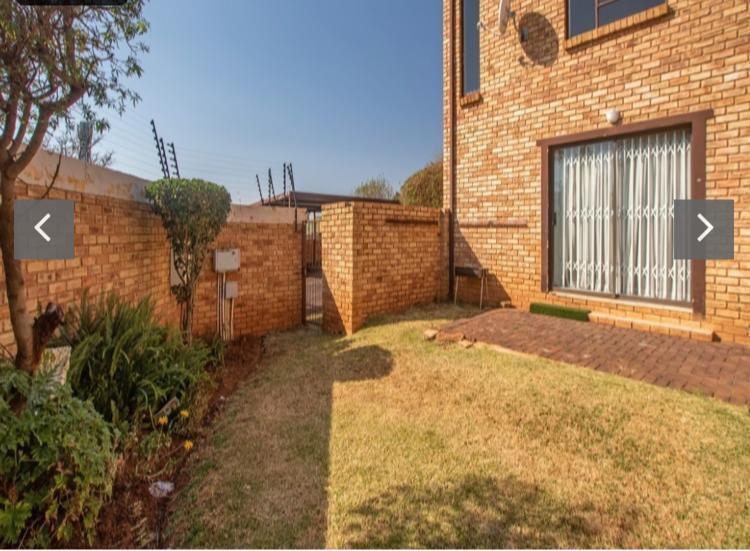 2 Bedroom Property for Sale in Little Falls Gauteng