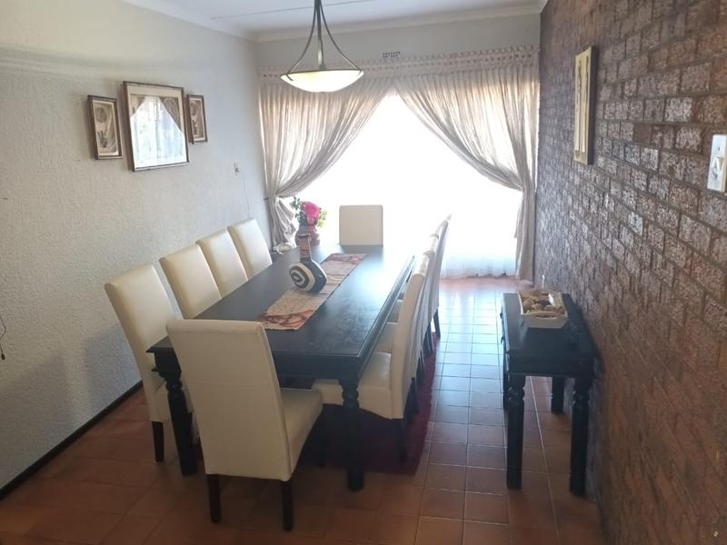 5 Bedroom Property for Sale in Mondeor Gauteng