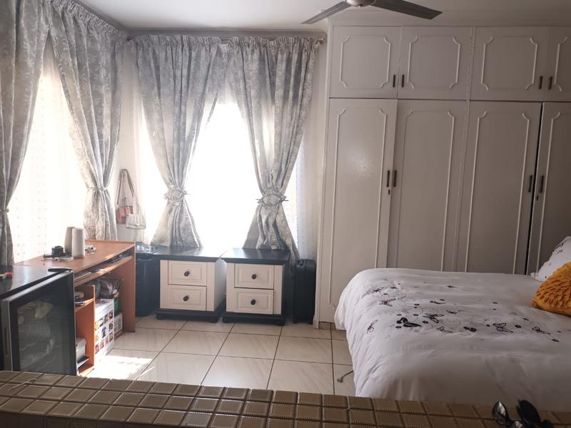 5 Bedroom Property for Sale in Mondeor Gauteng