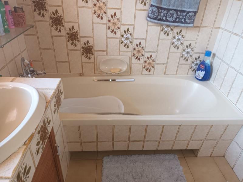 5 Bedroom Property for Sale in Mondeor Gauteng