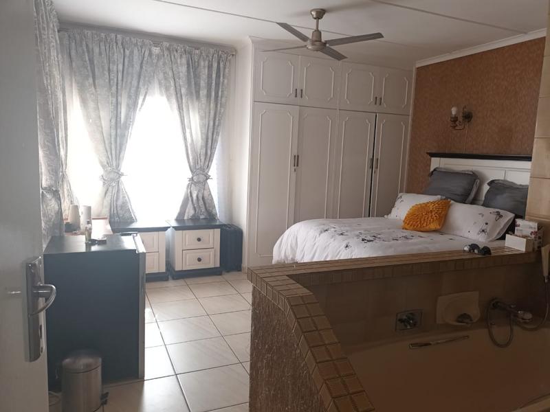 5 Bedroom Property for Sale in Mondeor Gauteng