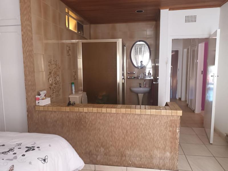 5 Bedroom Property for Sale in Mondeor Gauteng