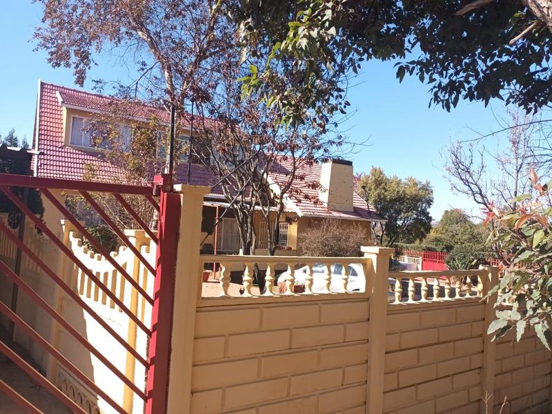 5 Bedroom Property for Sale in Mondeor Gauteng