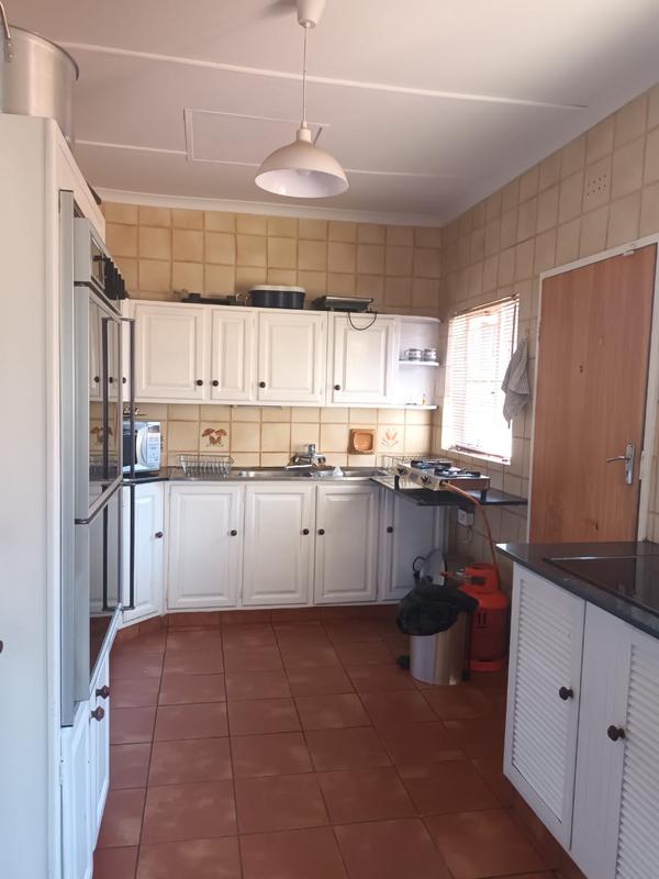 5 Bedroom Property for Sale in Mondeor Gauteng