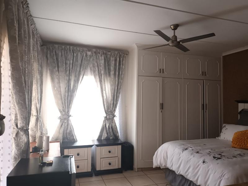 5 Bedroom Property for Sale in Mondeor Gauteng