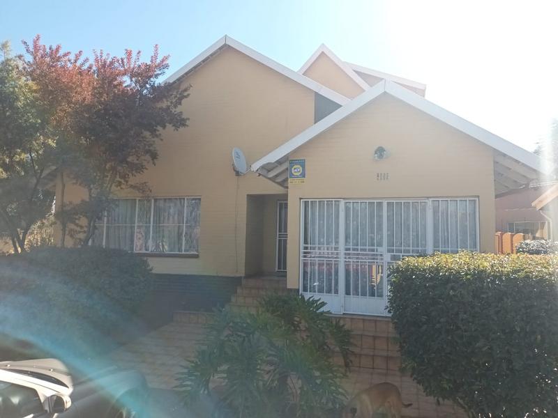 5 Bedroom Property for Sale in Mondeor Gauteng
