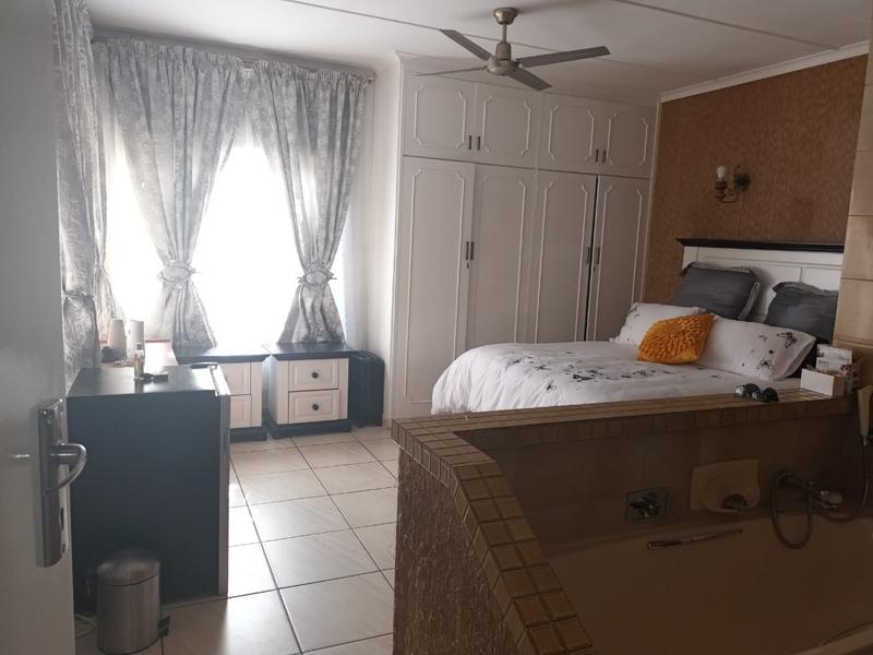 5 Bedroom Property for Sale in Mondeor Gauteng