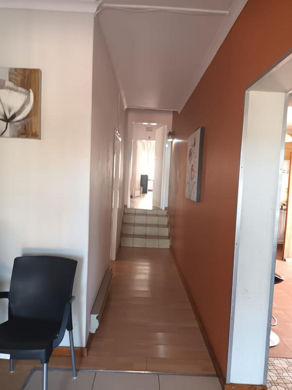 5 Bedroom Property for Sale in Mondeor Gauteng