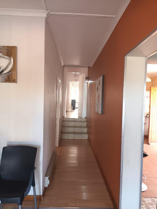 5 Bedroom Property for Sale in Mondeor Gauteng