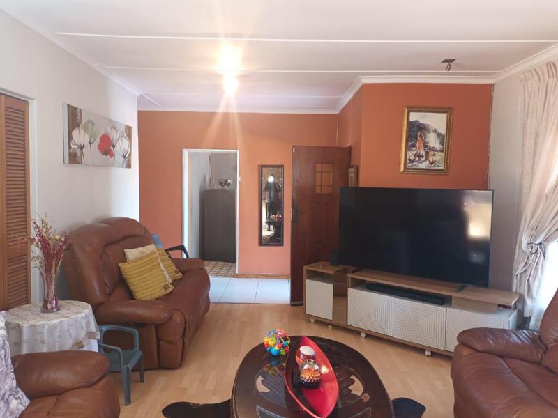 5 Bedroom Property for Sale in Mondeor Gauteng