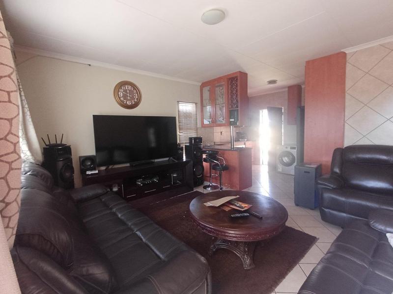 2 Bedroom Property for Sale in Kirkney Gauteng